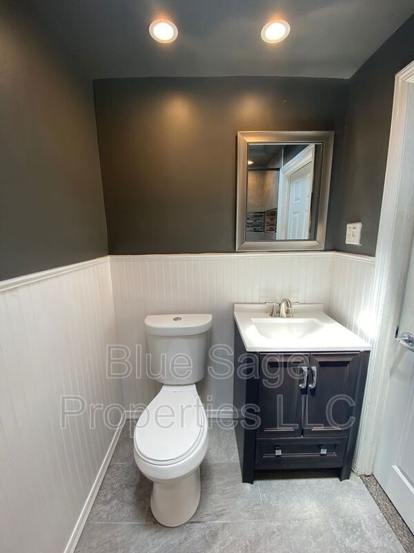 Building Photo - 227 Pine St