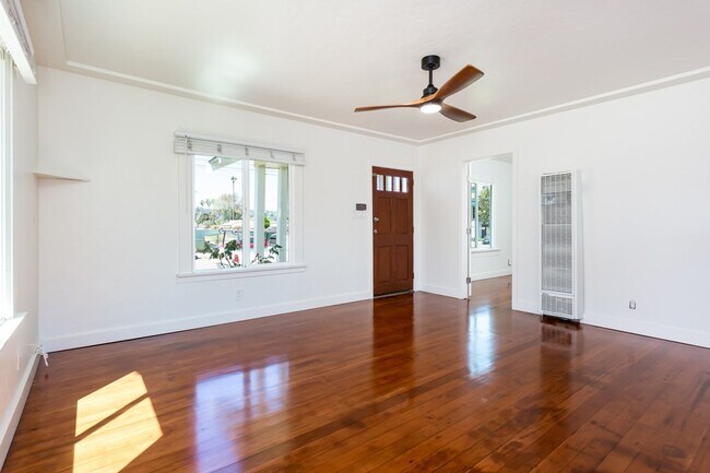 Building Photo - 303 S Sunshine Ave