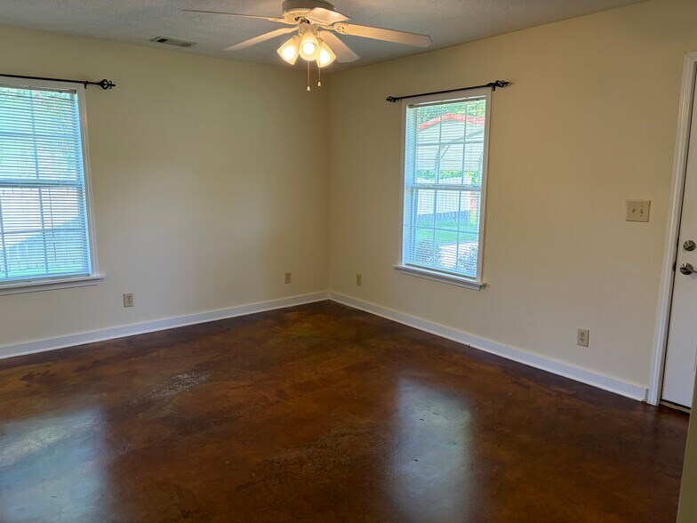 Building Photo - 31 Cottage Ln