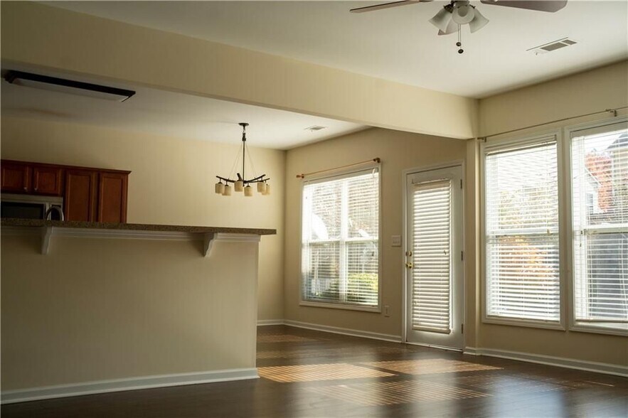 Building Photo - 2279 White Alder Dr NE