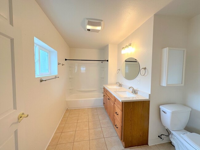 Building Photo - 800 S 3rd W St