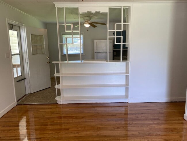 Building Photo - 3 Bed 1 Bath House with Spacious Backyard