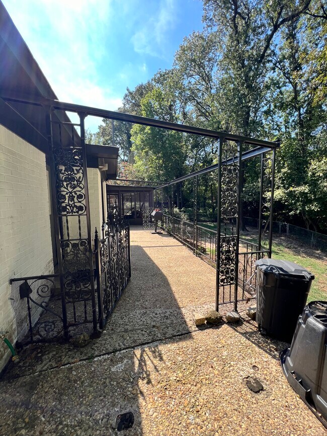 Building Photo - 2311 Brookhaven Dr