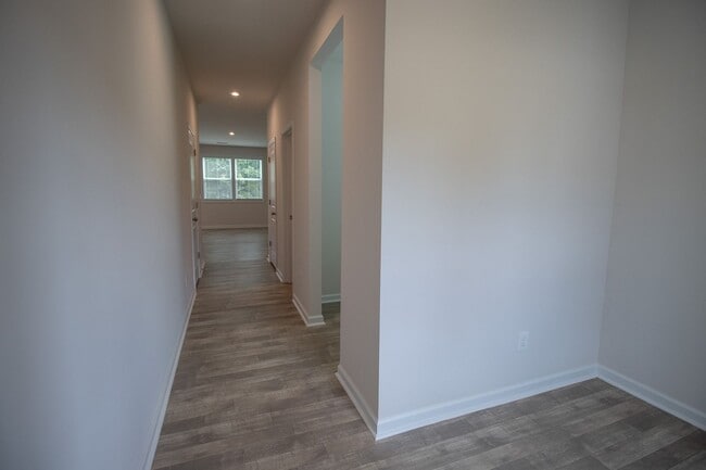 Building Photo - Spacious 4-Bedroom Home - Convenient to Fo...
