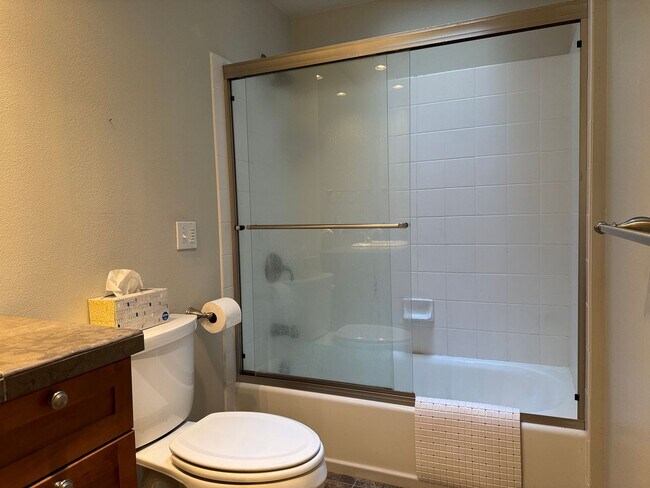 Building Photo - Cozy 5 bedr 3 bath rambler with daylight b...