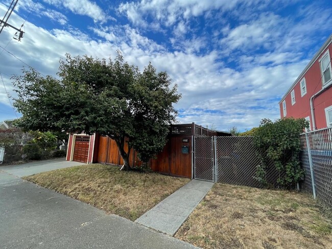 Building Photo - This pet-friendly home features a fenced y...