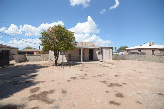 Building Photo - Charming Remodeled 2 Bedroom 1 Bath Home! ...