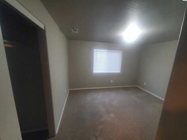 Building Photo - Kennewick Rambler with 3 Car Garage