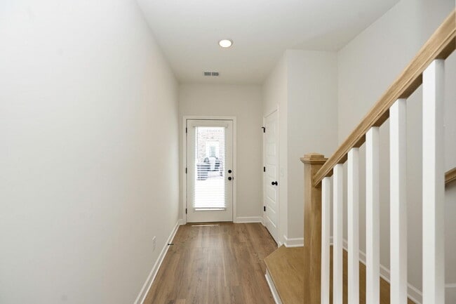 Building Photo - Like-New Modern Townhome Near Dining, Shopping, Trails & Old Hickory Lake