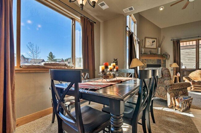 Building Photo - 400 Paintbrush Ter