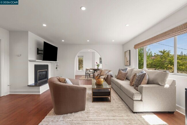 Building Photo - 10 Darnby Ct