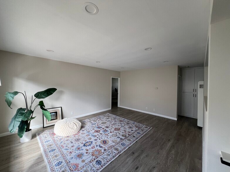 Building Photo - 15430 Freeman Ave