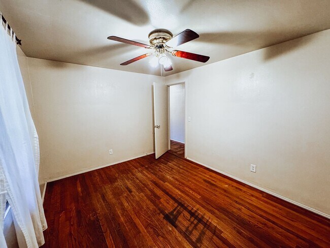 Building Photo - Charming 3 Bedroom in River Road Area!