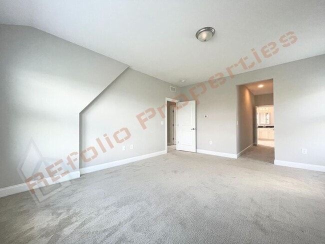 Building Photo - Lovely & Spacious 3 Bedroom, 2.5 Bathroom ...