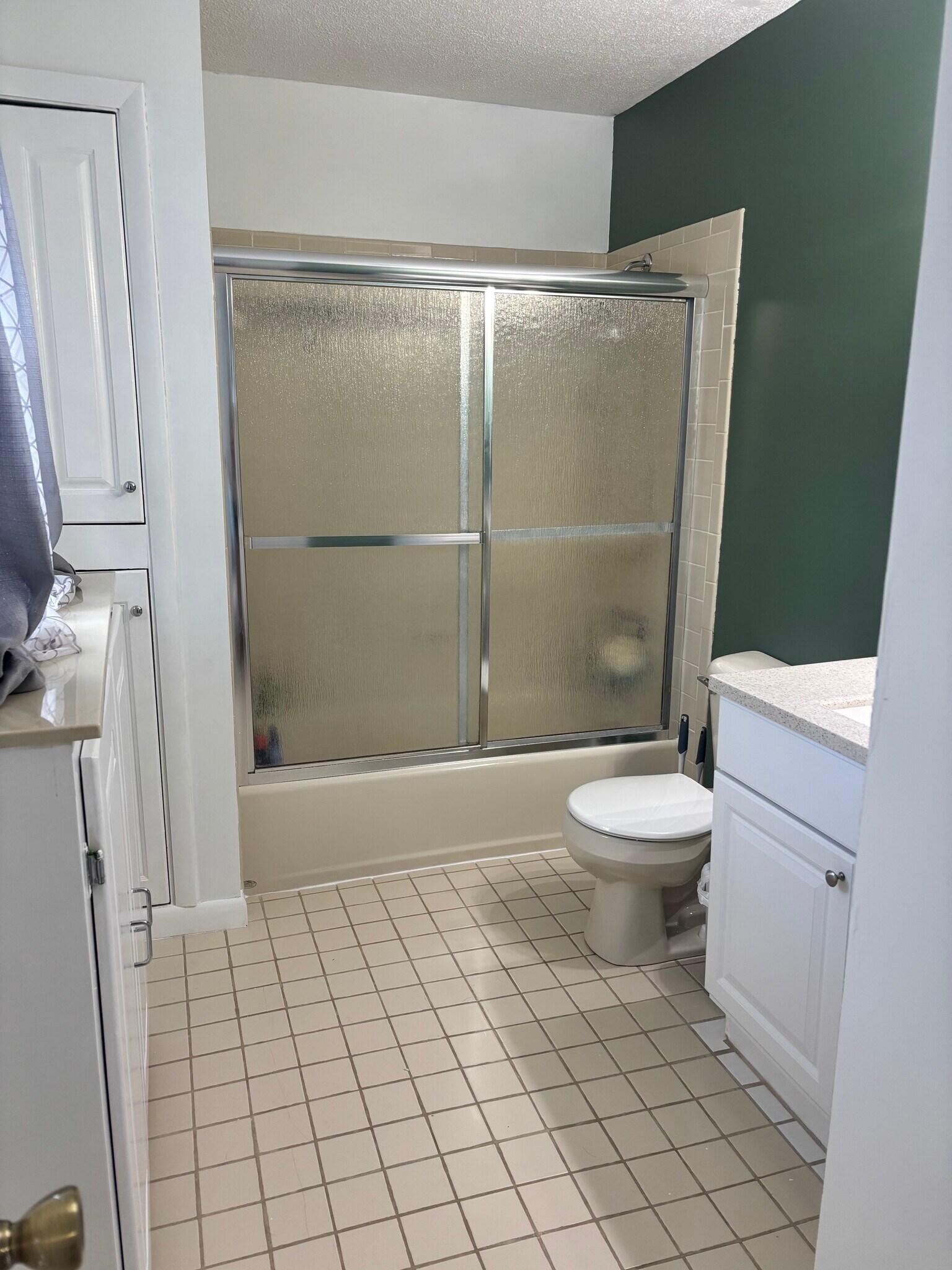 Master Bathroom - 400 Colonial Dr