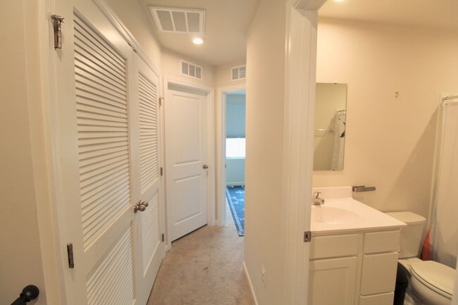 Building Photo - Townhome with a large fenced in yard for rent!