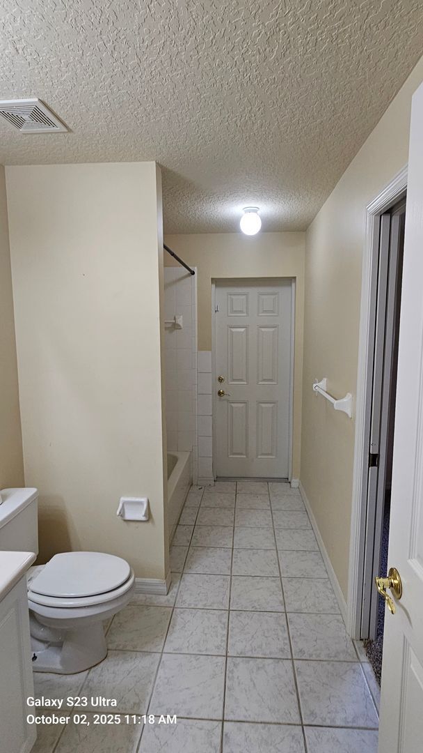 Building Photo - Spacious 4 Bedroom Home in Breakaway Trail...