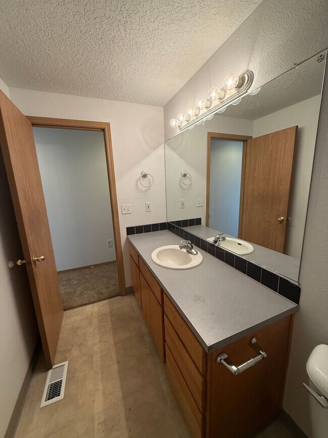 Building Photo - 3 Bed, 2 Bath with Garage, W/D, and Fenced...