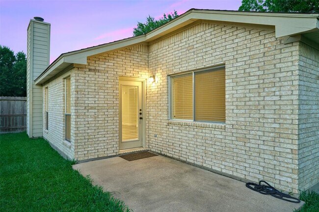 Building Photo - 354 Fantasy Ln