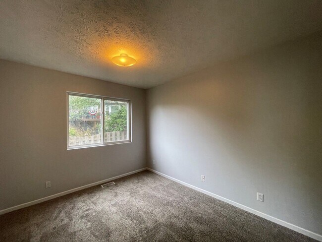 Building Photo - New Home For Rent Bellevue!