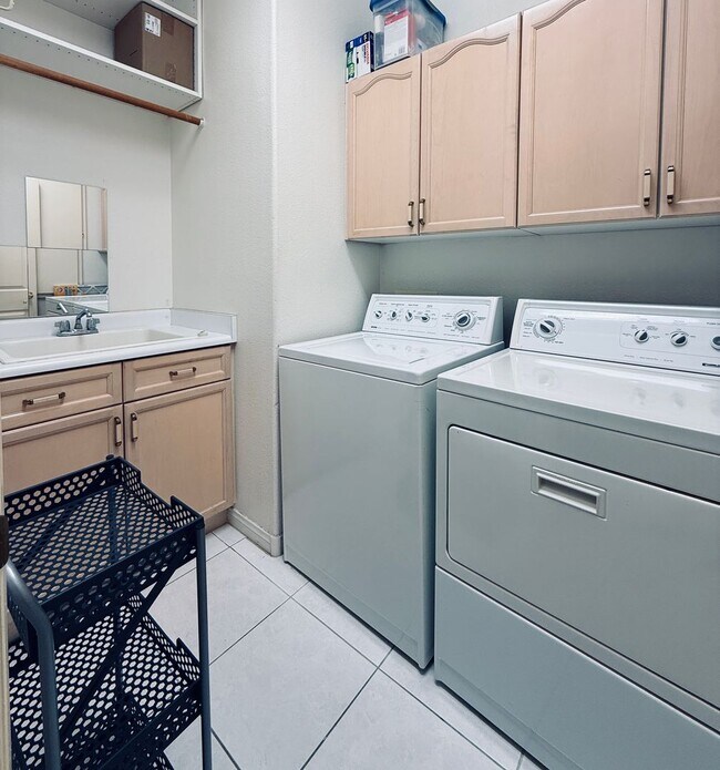 Building Photo - Partially furnished-Lovely 5 bedroom, 3 bath home in Legacy Master Series Community! $500 off fir...