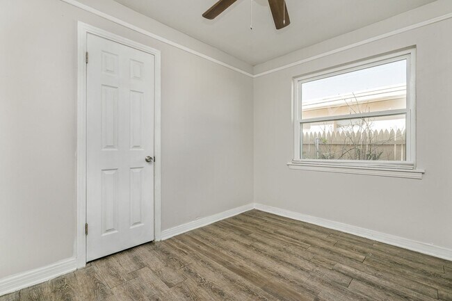 Building Photo - 2306 SW 8th Ave