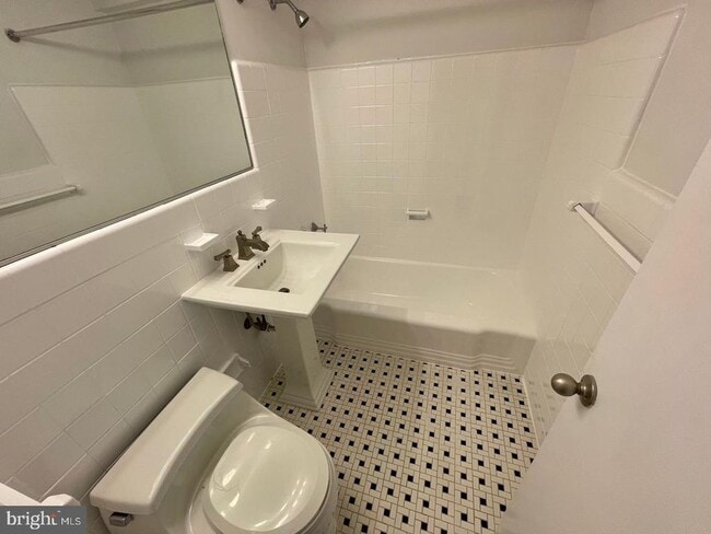 Building Photo - 2101 Chestnut St