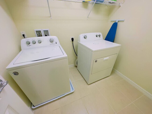 Building Photo - 2463 Tangier Dr