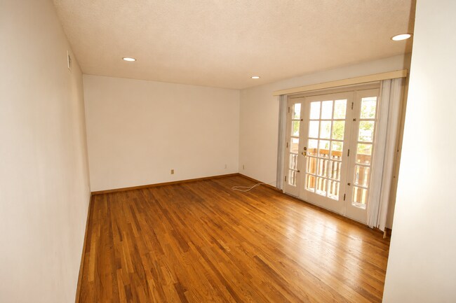 Building Photo - Spacious Corner Lot Home in Desirable Ventura Neighborhood!
