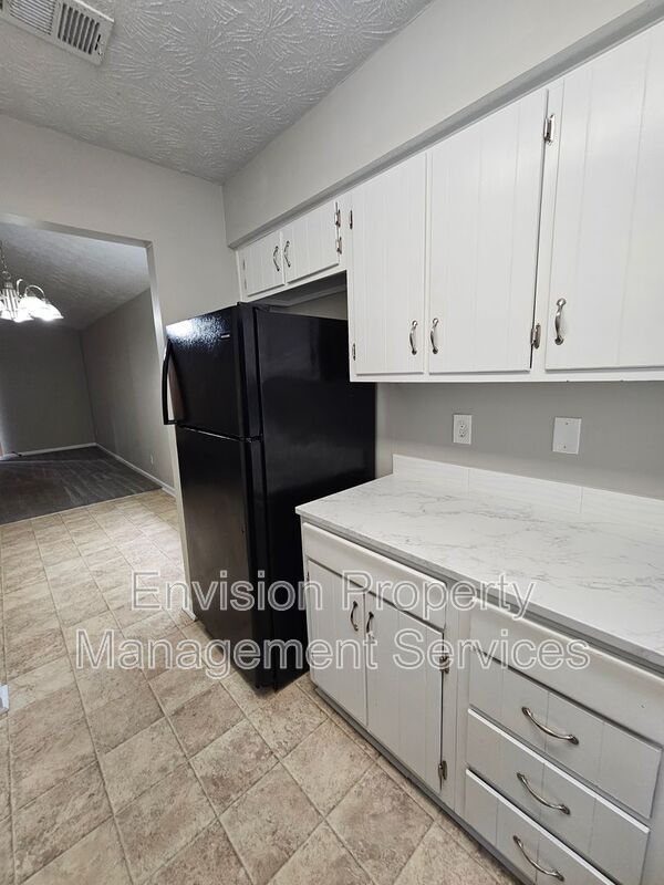 Building Photo - 8577 Pineview Ln