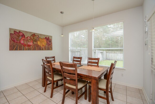 Building Photo - 2 Stone Arrow Pl