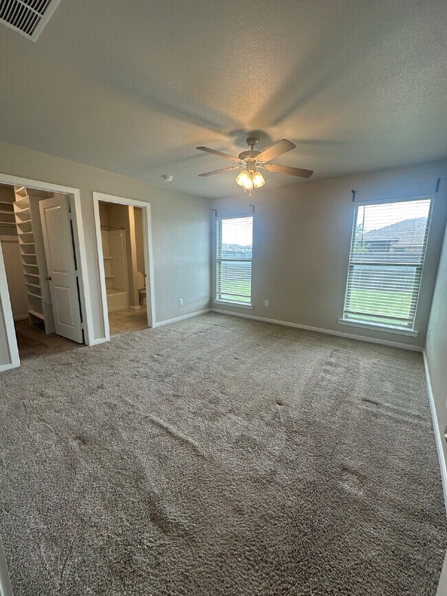 Building Photo - Spacious 3/2/2 in Upland Crossing