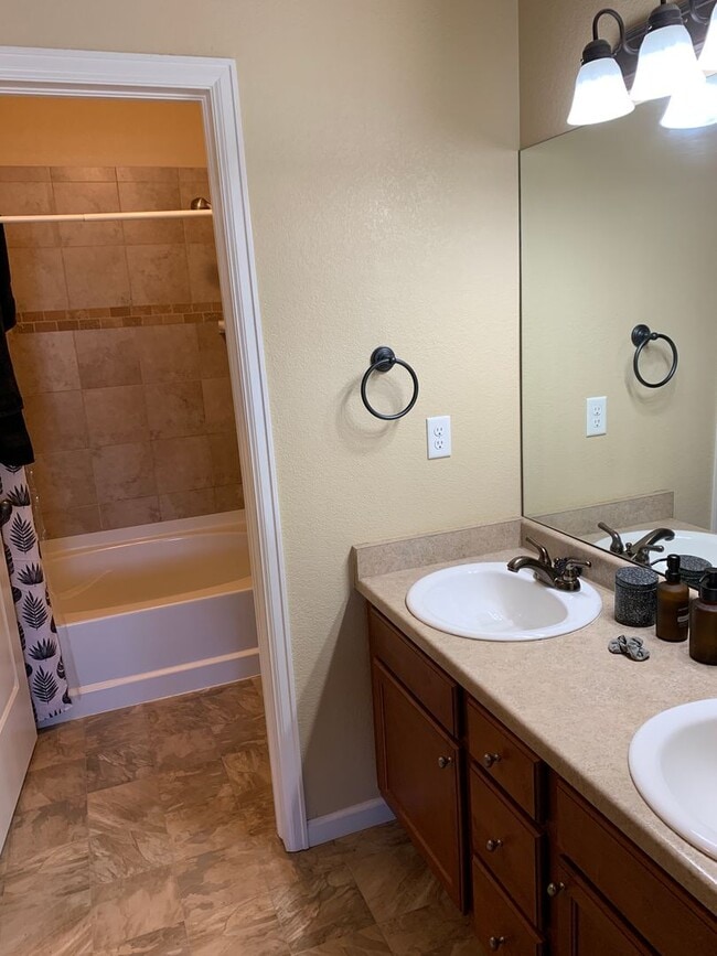 Building Photo - First Floor Condo by Equalizer Lake!