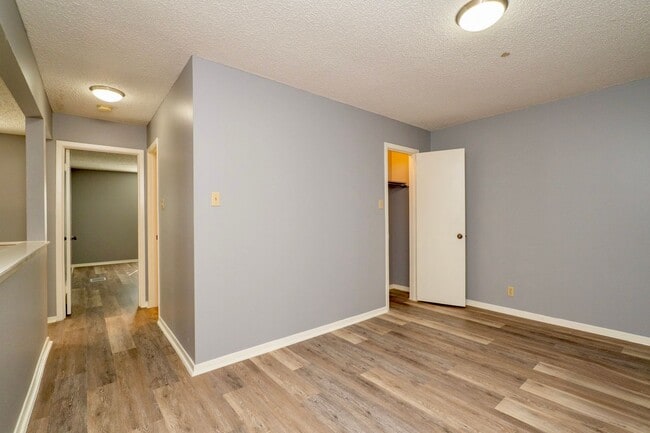 Building Photo - Fully Remodeled Townhome with Loft and Pri...