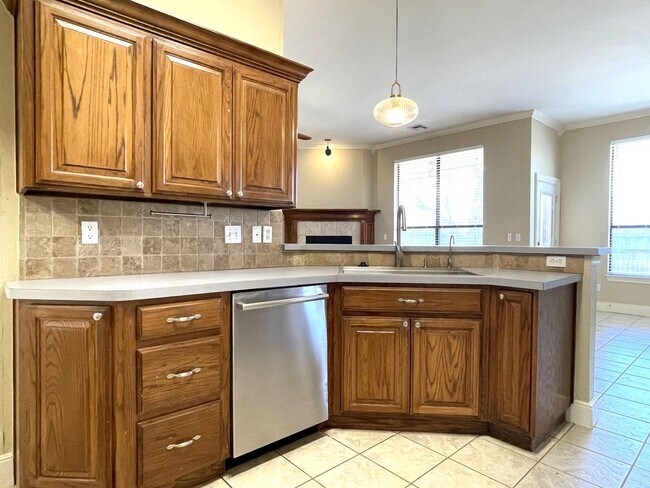 Building Photo - Charming Home in Del City!
