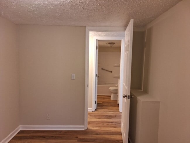 Building Photo - Country Living at its Best!!