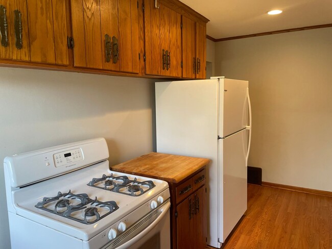 Building Photo - Charming Bungalow Available - Walk To Sout...