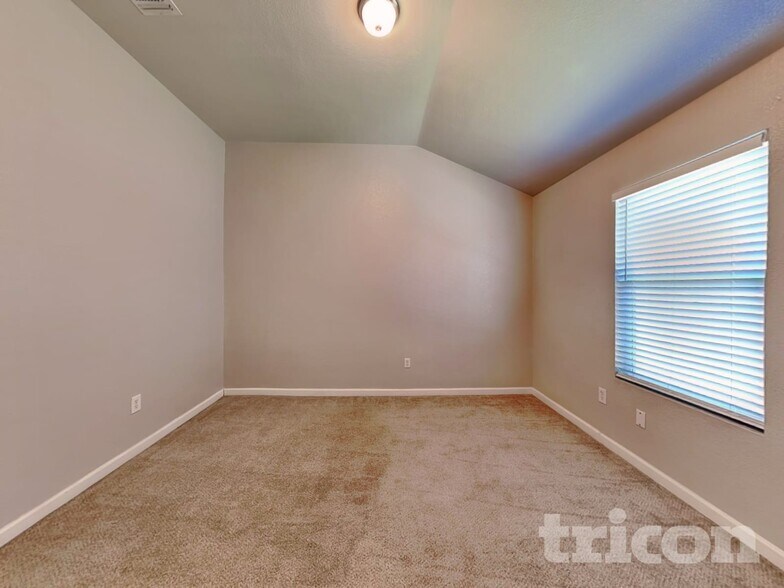 Building Photo - 9822 Vandenberg Way