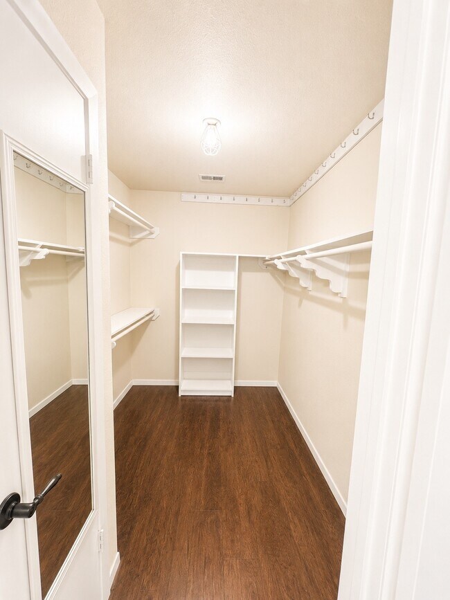 Building Photo - 2239 Highland Hills Dr