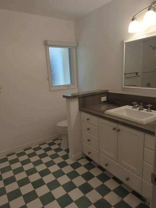 Building Photo - Gorgeous 3 bed 2.5 bath home with stunning Ocean Views and lots of natural light, in the highly s...