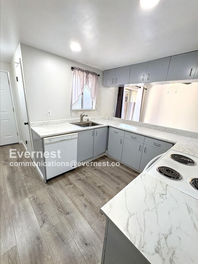 Building Photo - 4940 Poplar Terrace