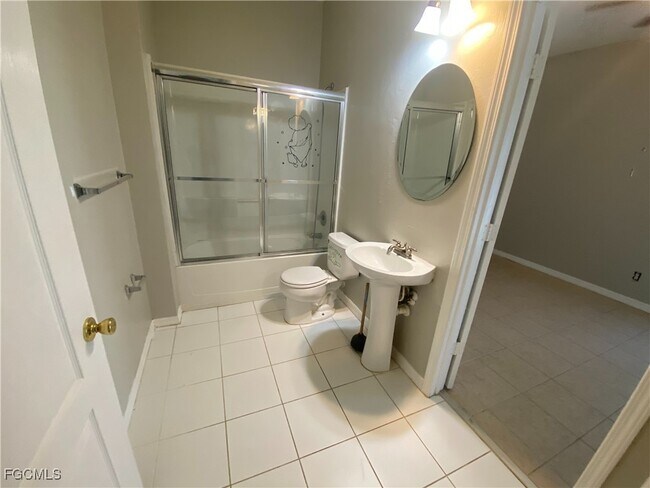 Building Photo - 1806 NW 21st Pl