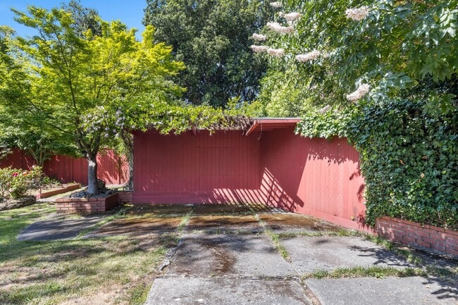 Building Photo - Charming Single-Level 3 Bedroom, 2 Bath Home