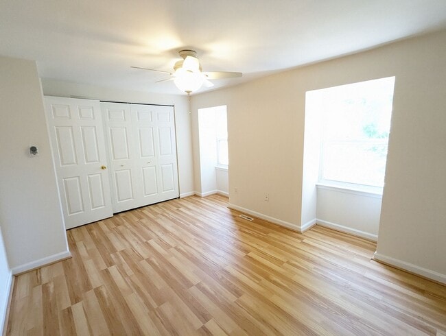 Building Photo - Charming two level townhouse in establishe...