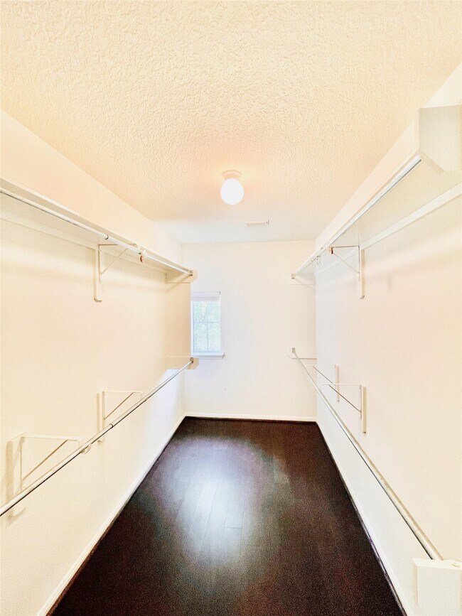 Building Photo - 17223 Shadow Ledge Dr