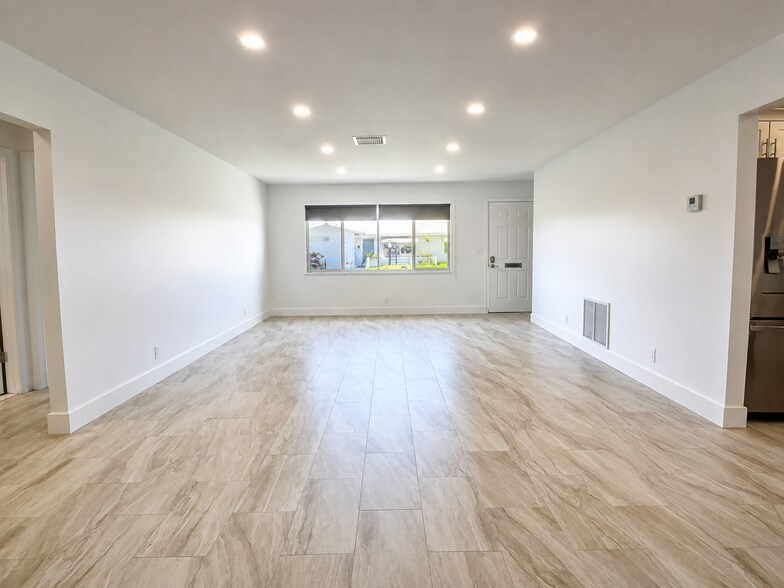 Building Photo - 1590 SW 14th Ave