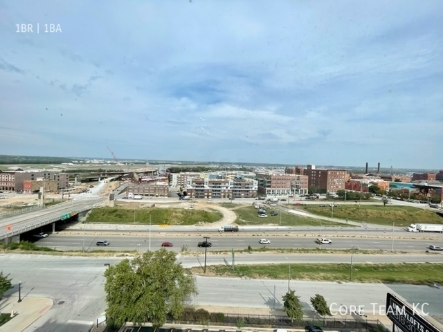 Building Photo - Top floor Loft with River View!