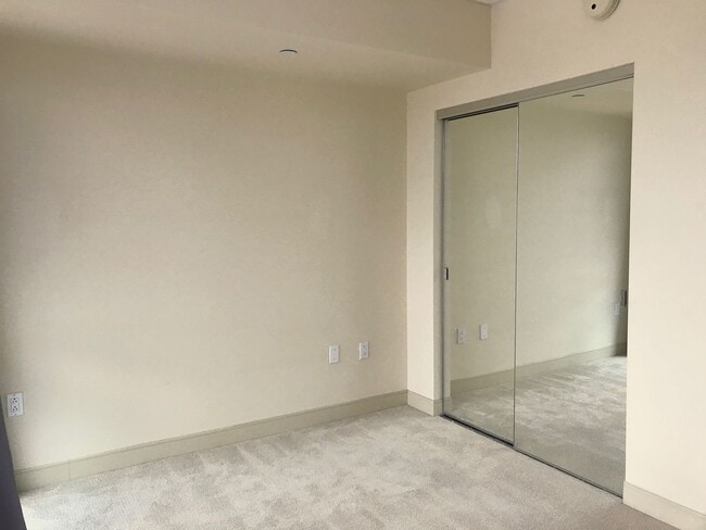 Building Photo - Convenient Kakaako living! 1/1/1