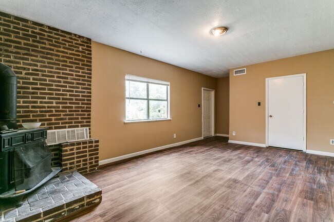 Building Photo - Renovated House in Irving • Great Location