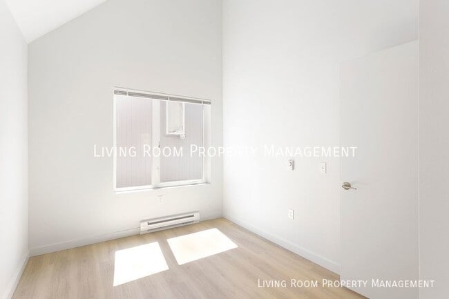 Building Photo - Brand New Modern 6BR Row House Townhome